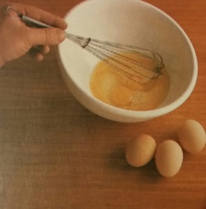Mescolate i vari ingredienti secchi tra loro; quindi sbattete le uova in un recipiente. In questo modo potrete variare a piacimento gli ingredienti